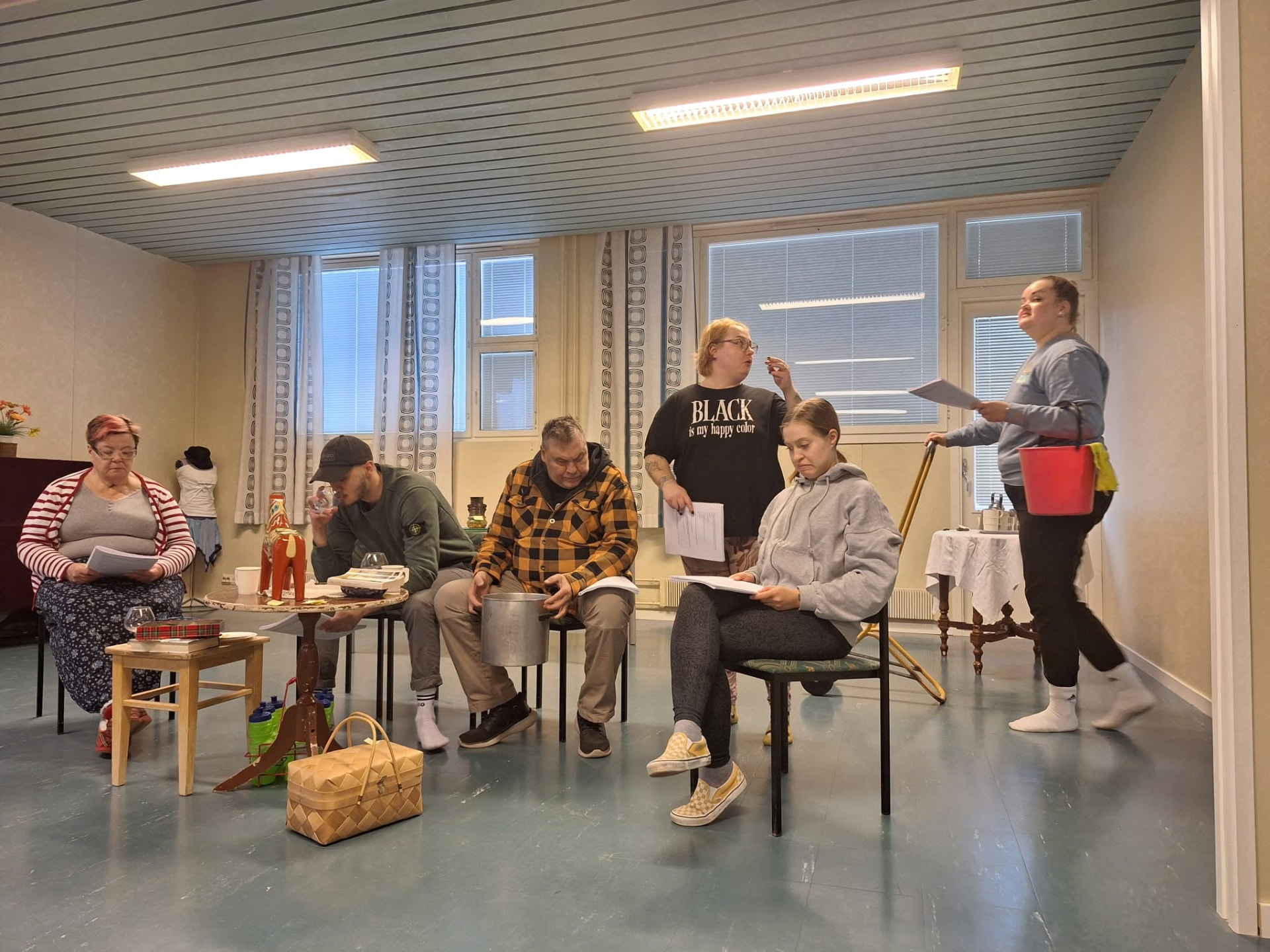 Näytelmäesitys sisätiloissa